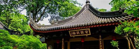 Lingyin Temple:  A Serene Escape Amidst Majestic Mountains and Enchanting Buddhist Art!