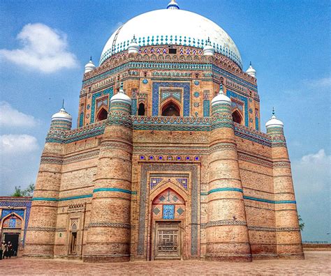 Multan's Shah Rukn-e-Alam Tomb: A Tapestry of Turquoise Tiles and Timeless Tales!