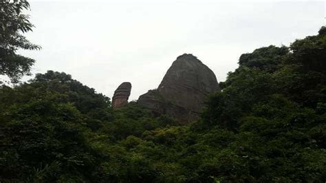  Danxiashan Nature Reserve: Majestic Peaks and Enchanting Rock Formations Await!