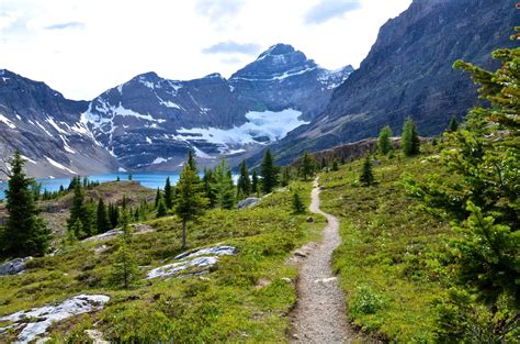 Dongtaesan Mountain Hiking Trails: Majestic Peaks and Breathtaking Panoramic Views!