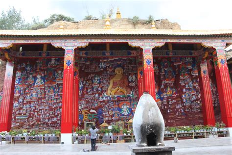 Giant Buddha of Yaowang Mountain - A Colossus Overlooking Ancient History and Tranquil Beauty!