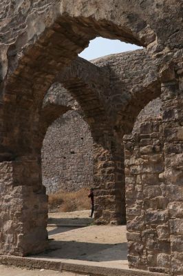 Golconda Fort: A Majestic Citadel Whispering Tales of Ancient Glory!