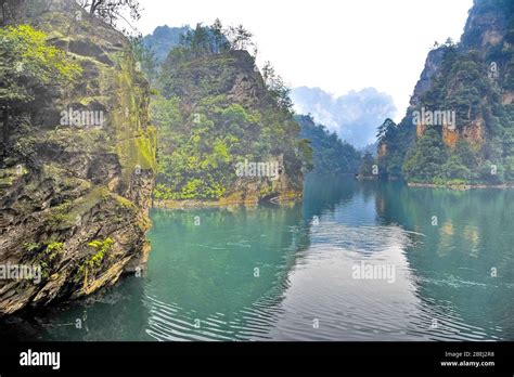 Huaguo Mountain Scenic Area - A Realm of Mythological Wonder and Breathtaking Scenery!