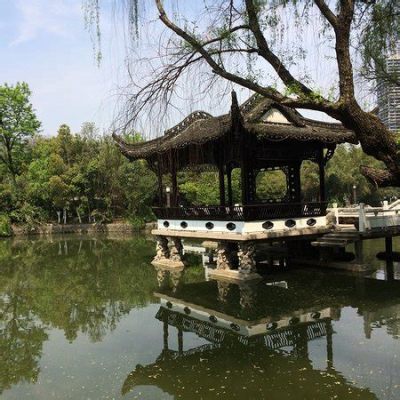  Huancheng Park: A Serene Escape Where History Meets Nature!