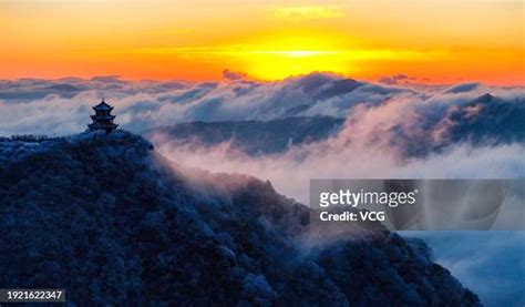 Longtou Mountain Scenic Area: A Majestic Peak Offering Breathtaking Panoramas and Ancient Legends!