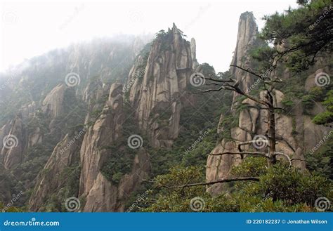 Mount Sanqing: Majestic Peaks and Otherworldly Landscapes!