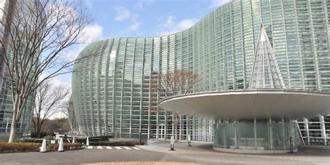 乃木坂駅から国立新美術館、そして都市の記憶を辿る