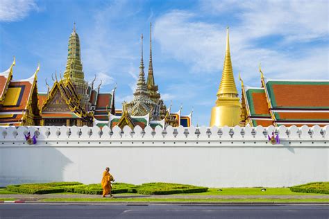 The Grand Palace Bangkok: A Glittering Oasis of Thai History and Culture!