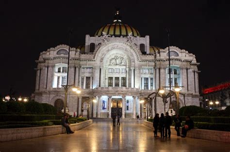 The Palacio de Bellas Artes:  A Monumental Masterpiece Embracing History and Artistic Splendor!