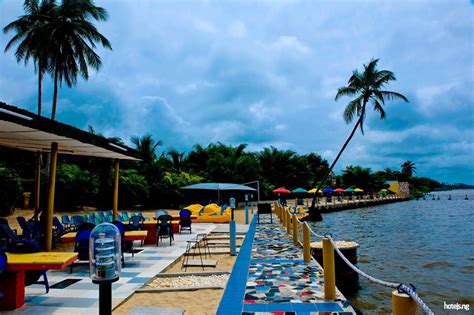 The Whispering Palms Resort: A Tropical Oasis Offering Relaxation and Exquisite Nigerian Cuisine!