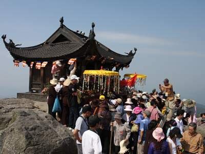 Yen Tu Mountain Pagoda Complex: An Enchanting Pilgrimage Site Steeped in History and Serenity!