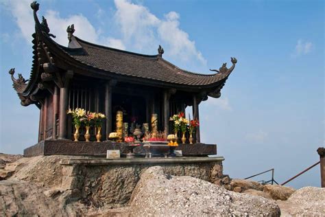 Yen Tu Pagoda Complex: Ancient Spiritual Haven and Breathtaking Natural Beauty!