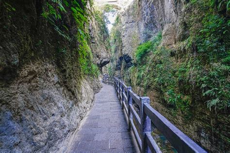   Yunlong Mountain Scenic Area: A Majestic Dragon Rising From the Ancient Plains